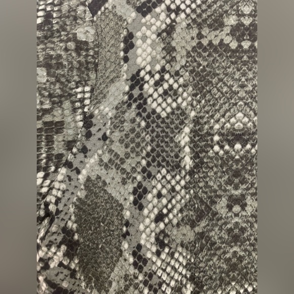 H&M Green Snake Pattern Turtleneck NWT Asian Fit - Picture 5 of 6